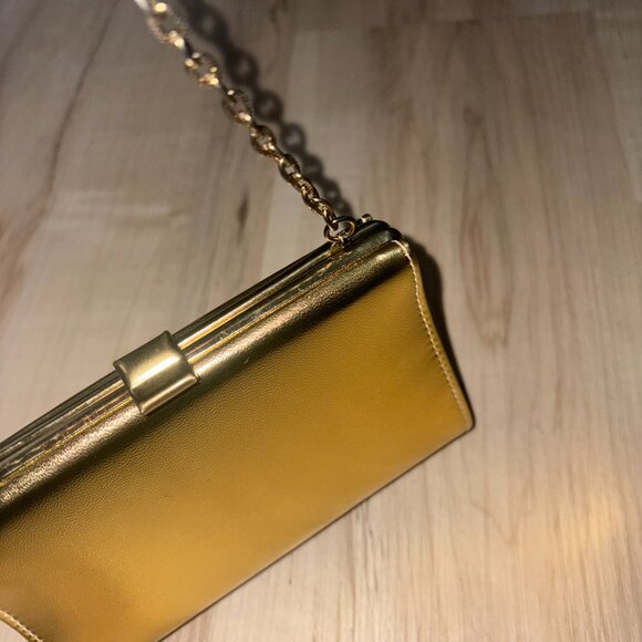Vintage Mini Gold Metallic Clutch with Chain - Picture 4 of 6